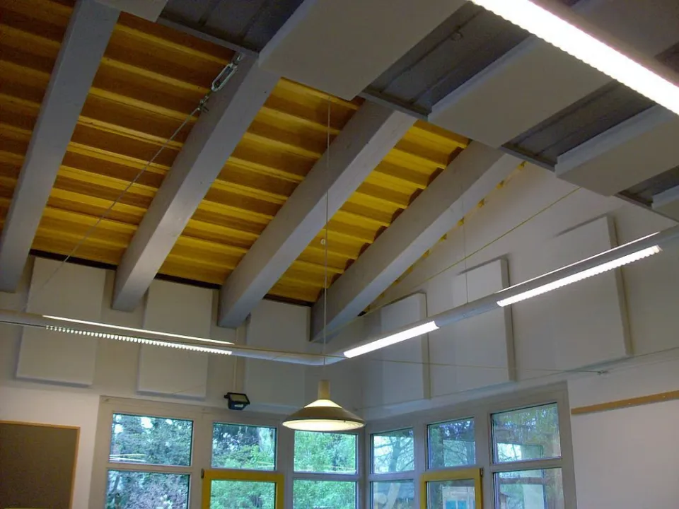 Raum mit PBU-Elementen zwischen den Holzbalken der Decke