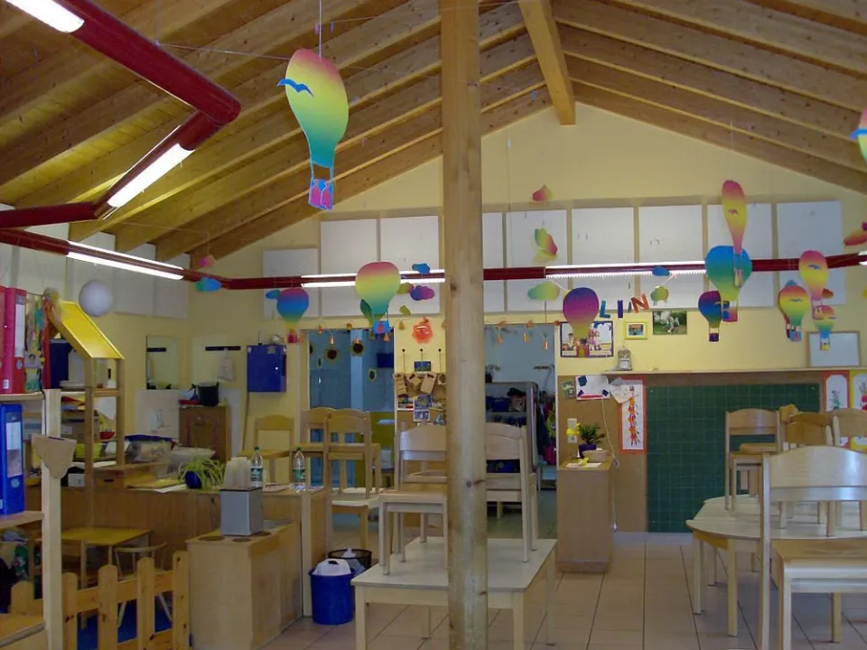 Gruppenraum eines Kindergartens mit PBU-Elementen unter der Holzdecke