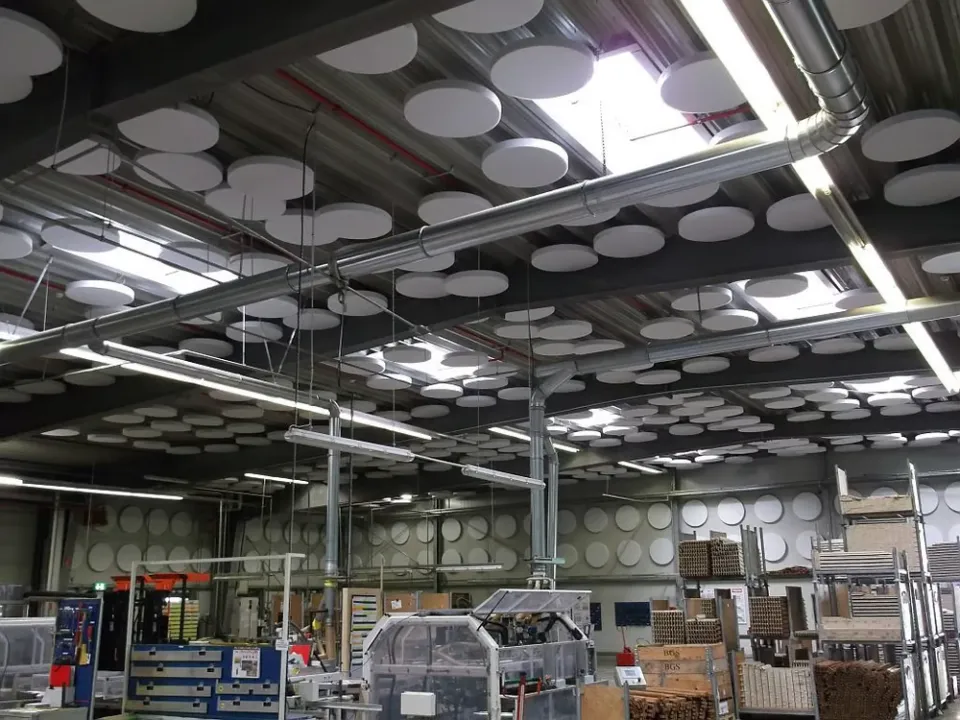 Produktionshalle mit runden PBU-Elementen unter der Decke