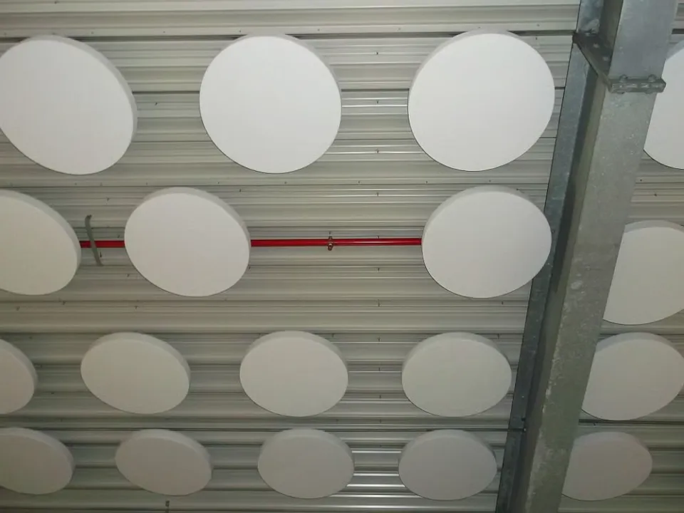 Runde PBU-Elemente unter einer Trapezblechdecke
