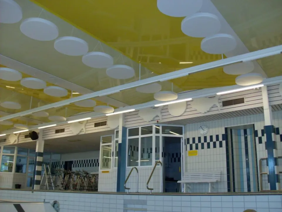 Hallenbad mit runden Schallabsorbern an der Decke