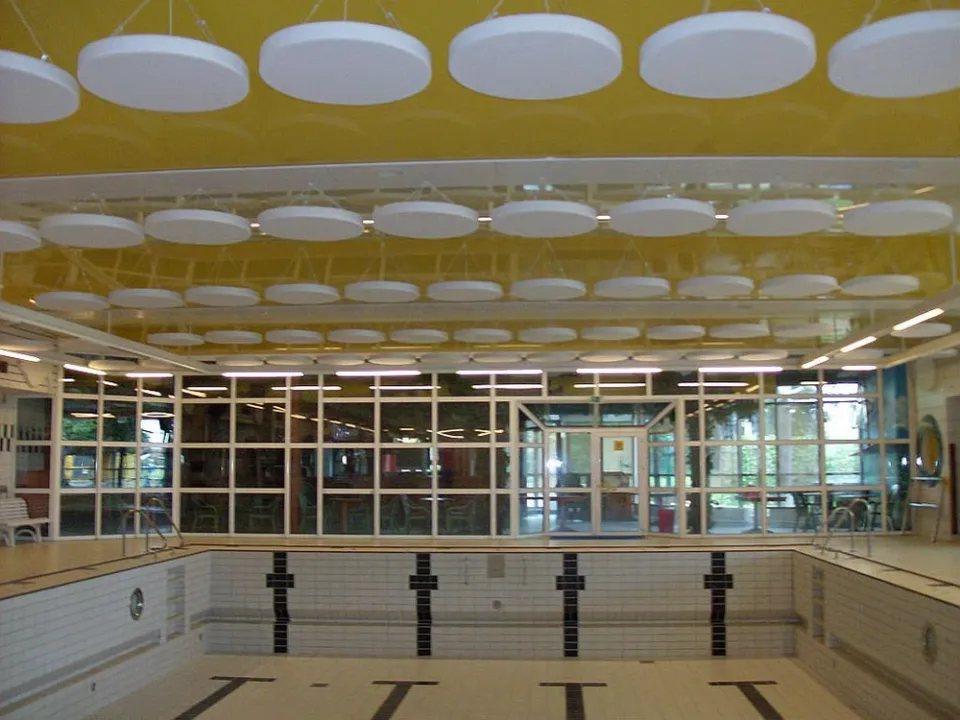 Schallabsorber über einem Schwimmbecken