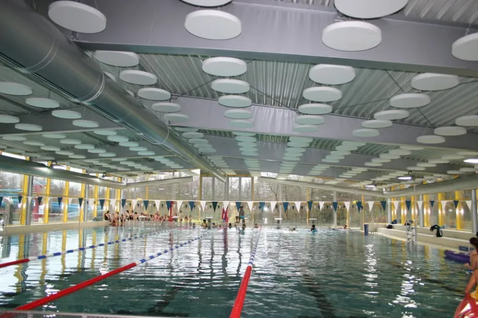 Schwimmhalle mit runden Schallabsorbern unter der Hallendecke
