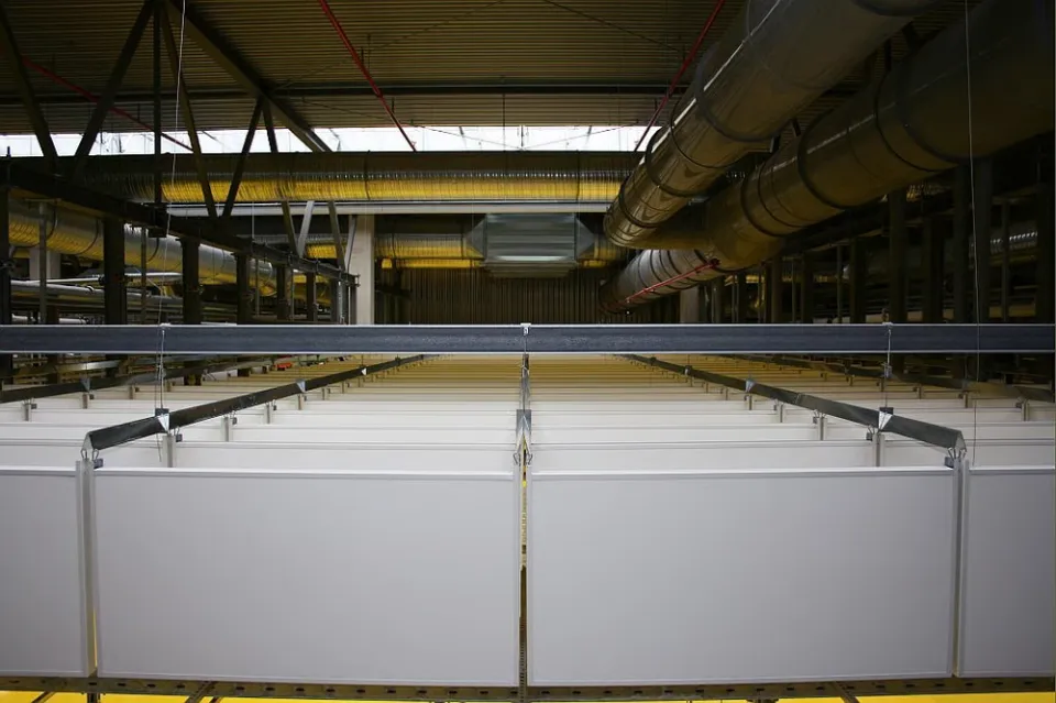 Höhenvariabel abgehängte Baffeln über einer Produktionsanlage